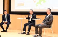 設立記念シンポジウムで対談する竹中町長（中央）と森教授（右）