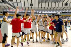 旭川志峯を下し、インターハイ出場を決め、喜びに沸く白樺学園の選手たち（金野和彦撮影）