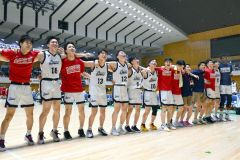 男子決勝リーグで旭川志峯を下し、インターハイ出場を決め、スタンドの保護者や仲間に向かって勝利の歌を歌う白樺学園の選手たち（金野和彦撮影）