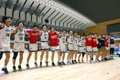 男子決勝リーグで旭川志峯を下し、インターハイ出場を決め、スタンドの保護者や仲間に向かって勝利の歌を歌う白樺学園の選手たち（金野和彦撮影）