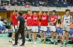 男子決勝リーグ・白樺学園―旭川志峯（金野和彦撮影）