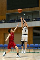 【男子決勝リーグ・白樺学園―旭川志峯】第３クオーター、白樺学園の齊藤煌空（白色ユニホーム）が３ポイントシュートを放つ（金野和彦撮影）