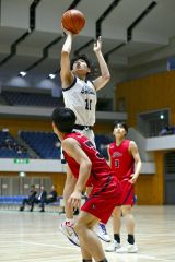 男子決勝リーグ・白樺学園―旭川志峯（金野和彦撮影）