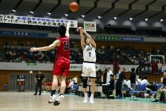 【男子決勝リーグ・白樺学園―旭川志峯】第２クオーター、白樺学園の齊藤煌空（白色ユニホーム）が３ポイントシュートを放つ（金野和彦撮影）