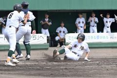 【Ｃブロック１回戦・帯緑陽―足寄】帯緑陽は３回先頭の中捨一朗が右越え三塁打を放ち、送球失策で先制のホームを踏んだ（須貝拓也撮影）