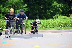 レース形式の実演が行われ、ランバイクの坂本さんは自転車の大人に完勝した