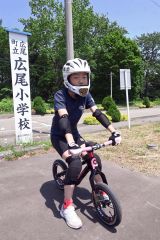 ランバイク坂本さん、広尾署の「自転車ヘルメット」促進アンバサダーに