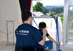 救助袋で避難する児童