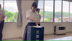 立会人の強い視線を感じながら投票箱に用紙を入れる本別高校３年生の生徒