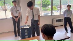 立会人の強い視線を感じながら投票箱に用紙を入れる本別高校３年生の生徒