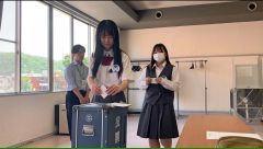 立会人の強い視線を感じながら投票箱に用紙を入れる本別高校３年生の生徒