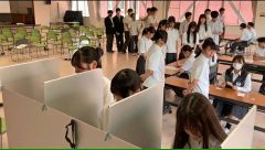 投開票の従事者役を務めたり、投票用紙に候補者名を書き込んだりした