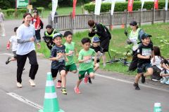 永原さん（左）と一緒にスタートを切るキッズチャレンジの参加者（２２日午前１１時５分ごろ、助川かおる通信員撮影）
