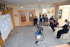 介護用モーションツールを体感する元気いきいき教室の参加者