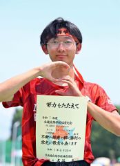 男子５０００メートル競歩で優勝し、表彰台でポーズを取る大野楓護
