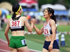 【女子２００メートル決勝】僅差で２位となた山崎心愛（右、旭川志峯―共栄中出）は優勝の波多野心春（北海）と握手し健闘をたたえ合う