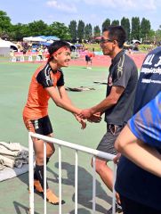 【男子三段跳び決勝】インターハイ出場が決まり小西監督（右）と喜ぶ菅原敦志（白樺学園）