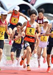 【男子３０００メートル障害決勝】集団に食らいつき水濠を突破する梅津雄飛（白樺学園）