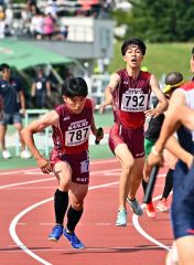 【男子１６００メートルリレー決勝】１走の照沼直太朗（右）からバトンを受ける２走永井佑汰（帯三条）