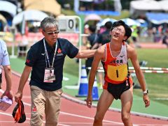 【男子５０００メートル競歩決勝】トップでゴールし苦しそうな表情を見せる大野楓護（白樺学園）