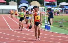 【男子５０００メートル競歩決勝】トップでゴールしたものの悔しそうな表情で着用していた帽子を脱ぎ捨てる大野楓護（白樺学園）