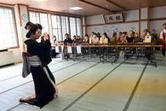 歌や踊りなどの催しでサロン開設２０年目を華やかに祝った