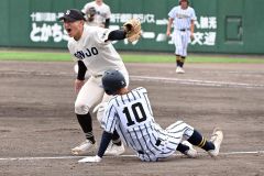 【Ａブロック準決勝・白樺学園―帯三条】帯三条は５回２死一、三塁のピンチを内野ゴロに打ち取り、三本間に飛び出した走者を嶋野誠一郎投手（左）がタッチアウトとする