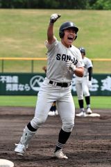 【Ａブロック準決勝・白樺学園―帯三条】帯三条は１回２死一、三塁で上田隆裕が左前適時打を放ち２－１と逆転。上田は塁上で喜びを爆発させた