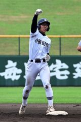 【Ａブロック準決勝―帯柏葉―帯工】帯柏葉は３回２死二、三塁で青木侑斗が左越えの適時二塁打を放ち先制。青木は塁上で右手を高々と突き上げる