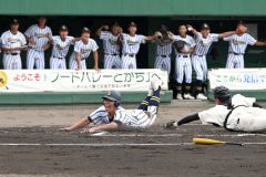 【Ａブロック準決勝・白樺学園―帯三条】白樺学園は１回２死二塁で冨澤悠斗が中前適時打を放ち、二走の久保翔馬が本塁に帰還し先制する（須貝拓也撮影）