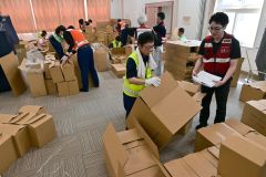段ボールベッドの組み立てを体験する本別町の若手職員