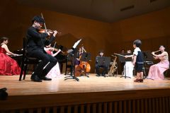 普段は指揮者なしで演奏しているサロンオーケストラ。演奏会では来場者による指揮者体験企画もあり、会場は和やかな雰囲気に包まれた