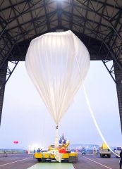 ＪＡＸＡ格納庫内でガス充てん中の大気球Ｂ２５－０３号機　（ＪＡＸＡ提供）
