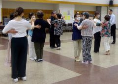 社交ダンス無料体験講座に取り組む参加者ら（提供）