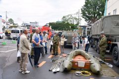 自衛隊車両を見学する参加者たち
