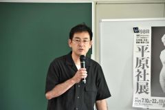 町内の彫刻について解説する村中さん