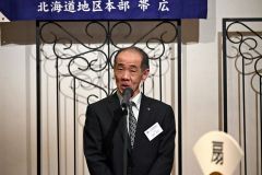 あいさつする漆原支部長