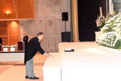 献花する安井町長