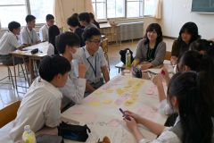 地域おこし協力隊員のアドバイスを受けながらディスカッションする生徒たち