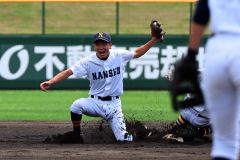 【Ｂブロック準決勝・帯南商―芽室】帯南商は２回、芽室の盗塁を遊撃の石塚正太郎がタッチアウトとする