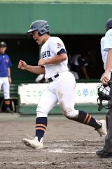 【Ｂブロック準決勝・帯南商―芽室】帯南商は７回１死満塁で暴投により三走の渡邊礼人が生還、３－１とリードを広げる
