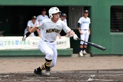 【Ｂブロック準決勝・帯南商―芽室】芽室は初回１死満塁、柴田柊真の一ゴロの間に三走の小林玲生が生還し先制する