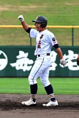 【Ｂブロック準決勝・帯農―帯北】帯北は７回２死二塁で森剣匠が左越えの適時二塁打を放ち、塁上でガッツポーズする