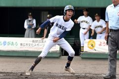 【Ｂブロック準決勝・帯南商―芽室】帯南商は２回１死満塁から、梶山大次郎の左犠飛で、石塚大成が本塁に帰還し１－１の同点とする（須貝拓也撮影）