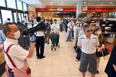 備蓄米を購入するため店内で並ぶ客（金野和彦撮影）