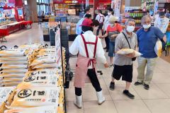 店頭に並んだ備蓄米を買い求める客（２４日午前１０時２０分ごろ。ダイイチ白樺店で。金野和彦撮影）