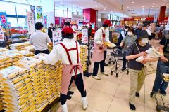 店頭に並んだ備蓄米を買い求める客（２４日午前１０時ごろ。ダイイチ白樺店で。金野和彦撮影）