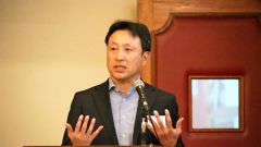 閉会のあいさつに立った成田支部長