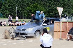 スタントマンの迫真の演技を通じて、交通事故の恐ろしさを学んだ生徒たち