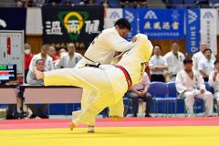 【男子団体戦予選リーグ・白樺学園―岩見沢農】白樺学園の大将・石渡一汰（奥）が一本勝ちする